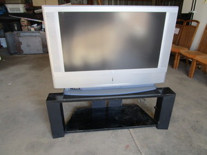 lot 105 image: TV Stand & Sony 42 TV