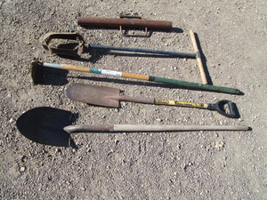 lot 86 image: Post Pounder & Hand Tools