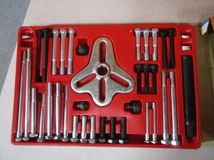 lot 169 image: Puller Set