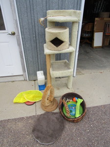 lot 224 image: Cat Tower & Toys