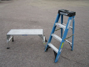 lot 226 image: Painters Bench & 4 Fiberglass Step Ladder