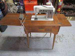 lot 360 image: Sewing Machine