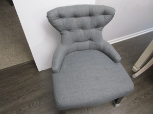 lot 9 image: Upholstered chair