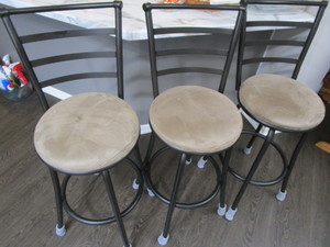 lot 21 image: Bar Stools