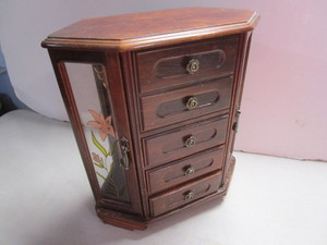 lot 38 image: Jewelry Box