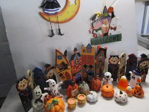 lot 47 image: Halloween & Fall Decorations