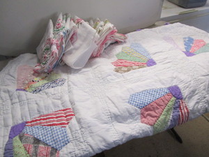 lot 48 image: Vintage Quilt & Pillowcases