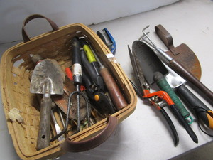 lot 70 image: Gardening Hand Tools