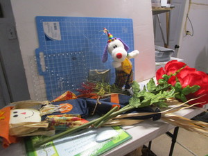 lot 91 image: Scarecrow, Cutting Board & Mats
