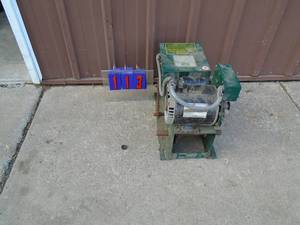 Side mount garage door opener unit. Untested. As shown.