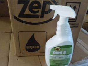 lot 144 image: Case of 12 qt Spray bottles ZEP Spi...