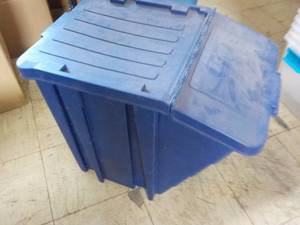 lot 151 image: Recycle Bin 21 x 16 Lids latch- ma...