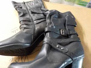 lot 190 image: Rialto size 10M Black Boots...