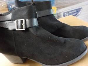 lot 194 image: Dexter size 10 Black Boots...