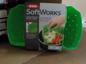 lot 258 image: 4 Pack OXO Softworks Silicone Press...
