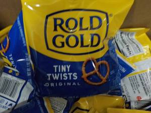 lot 423 image: Case of Rold Gold Tiny Twists...