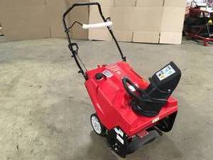Troy-Bilt Squall 179e Single-Stage Snow Blower 31AS2S5G766 in good condition see pictures