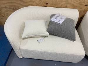 lot 85 image: Chase Lounge- White
