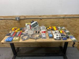 lot 126 image: Lot of Electrical RelatedMiscellaneous Items