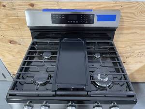 lot 1A image: Samsung  30-in 5 Burners 6-cu ft Self-cleaning Air Fry Convection Oven Freestanding Gas Range (Fingerprint Resistant Stainless Steel)