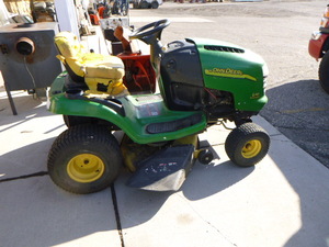 lot 5 image: John Deere Riding Lawn Mower