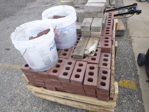 lot 101 image: Pallet of Bricks