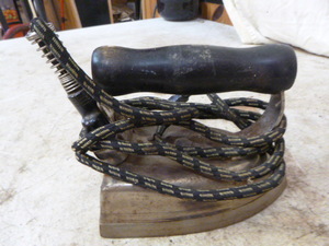 lot 125 image: Vintage Dover Do-mdn-Co Iron