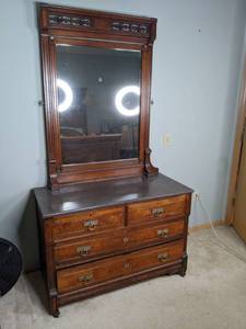 Vintage 4-Drawer Wood Dresser with Rectangle Mirror