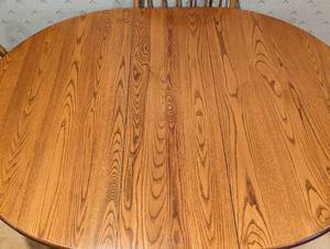 lot 18 image: Nice Wood Dining Set