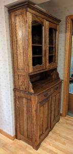 lot 19 image: Vintage Wood Display Hutch