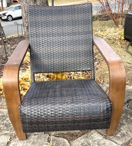 lot 141 image: Pretty Patio Set