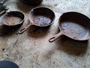 lot 38 image: Lot of (3) Cast Iron Pans