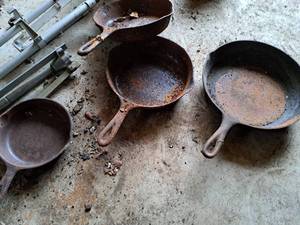 lot 39 image: Lot of (4) Wagner Ware Cast Iron Pans