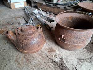 lot 40 image: Lot of (2) Cast Iron Pots