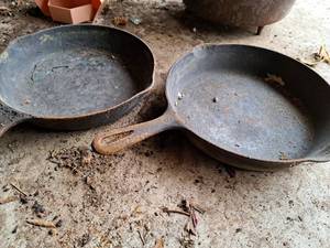 lot 43 image: Lot of (2) Cast Iron Skillets