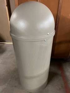 lot 14 image: MSRP $250 RUBBERMAID FIRE RESISTANT HINGED DOME TOP GARBAGE TRASH RECEPTICLE -&nbspBuilt to contain flame under normal use.&nbspWithstands temperature ranges from subzero to summer heat. GREAT CONDITION