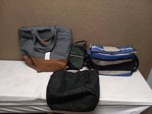 lot 60 image: COLUMBIA LUNCH BAG & (3) THERMAL BAGS