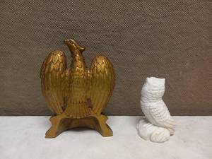 lot 105 image: VINTAGE DECORATIVE AMERICAN EAGLE BOOK END & VINTAGE WHITE SANDSTONE OWL FIGURINE