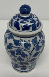 Small Ornate Blue & White Ginger Jar With Lid 6T x 4 W