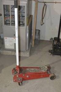 lot 108 image: 3 TON HYDRAULIC FLOOR JACK