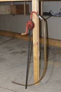 lot 132 image: HAND CRANK BARREL PUMP