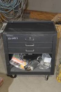 lot 143 image: 3 DRAWER TOOL CHEST ON CASTORS WITH CONTENTS