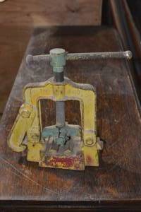 lot 144 image: VINTAGE YOLK PIPE VISE