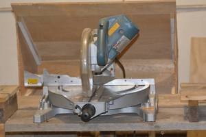 lot 7 image: MAKITA 10 COMPOUND MITER SAW WITH WORK BENCH
