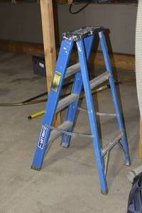 lot 95 image: KELLER 4 FIBERGLASS TYPE II STEP LADDER