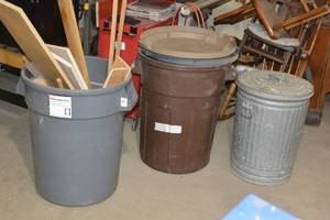 lot 96 image: 3 TRASH BINS WITH TOPS