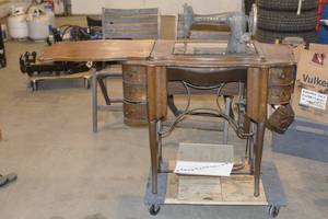 lot 90 image: FREE SEWING MACHINE WITH STAND AND ATTACHMENTS