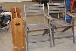 lot 87 image: WOOD FOLD UP CHAIRS AND QUILT RACK