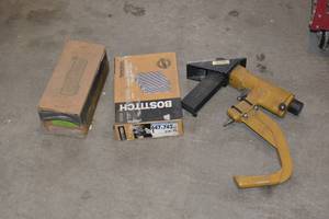 lot 73 image: BOSTITSCH PNEUMATIC FLOORING STAPLER WITH STAPLES