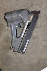 lot 66 image: SENCO PNUEMATIC FRAMING NAILER